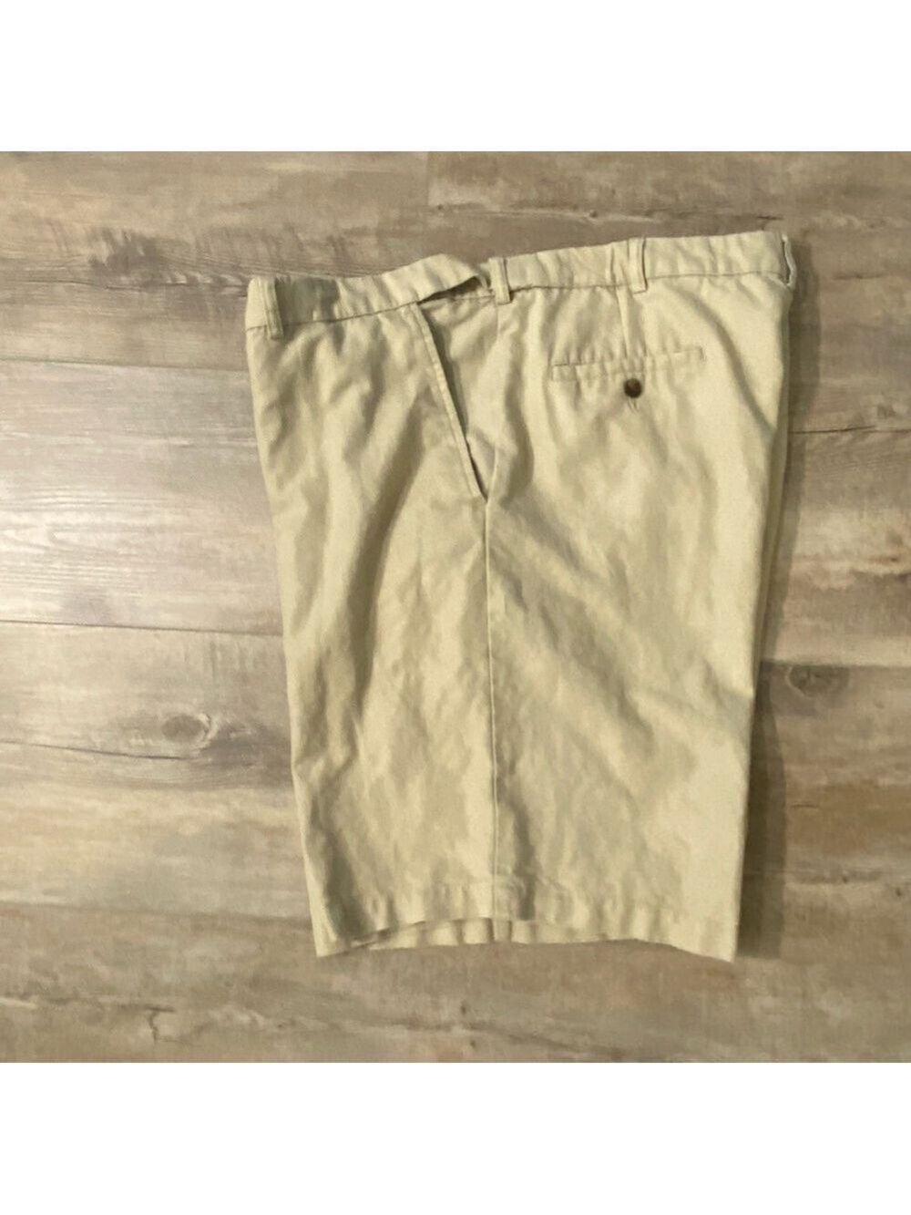 Haggar Men’s Tan Linen and Cotten shorts. Good preowned condition. 38 waist